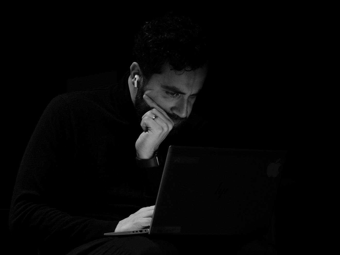 Fotografie von Primo Studio: stimmungsvolles Schwarz-Weiß-Portrait mit dramatischem Licht