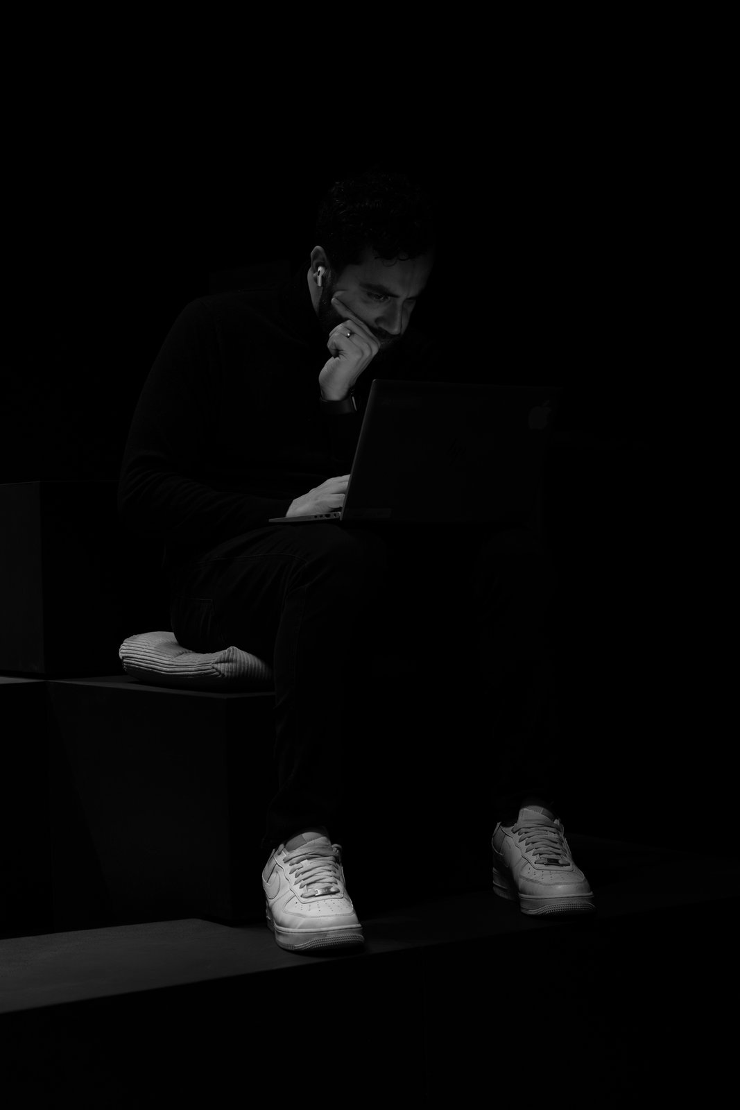 Fotografie von Primo Studio: stimmungsvolles Schwarz-Weiß-Portrait mit Laptop