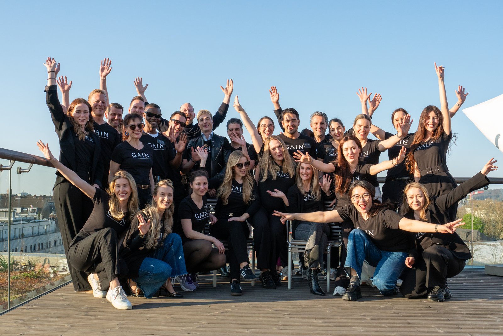 Fotografie von Primo Studio: Gruppenfoto auf einer Dachterrasse